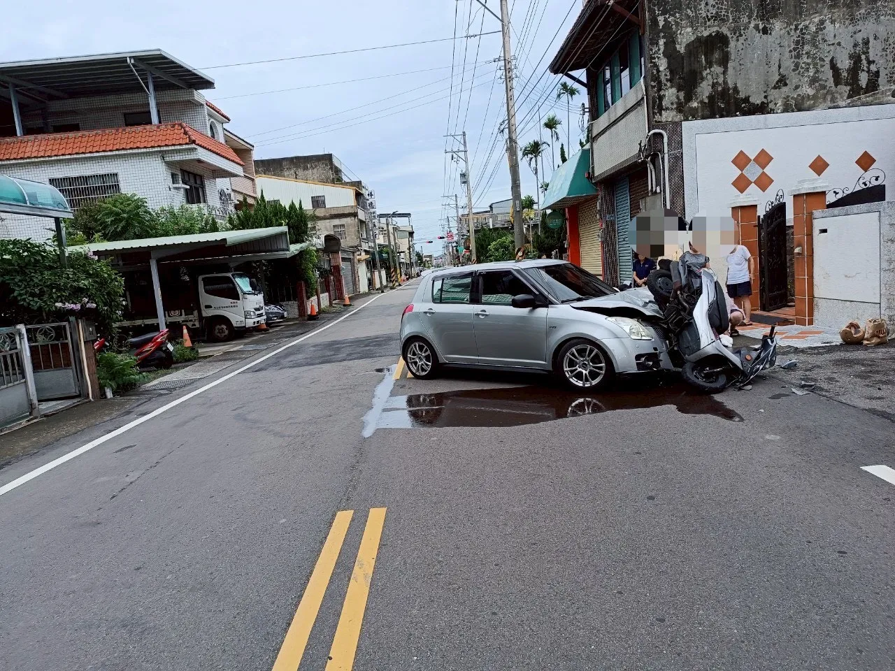 轎車左轉時與對向機車發生碰撞,造成騎士及乘客受傷。民眾提供