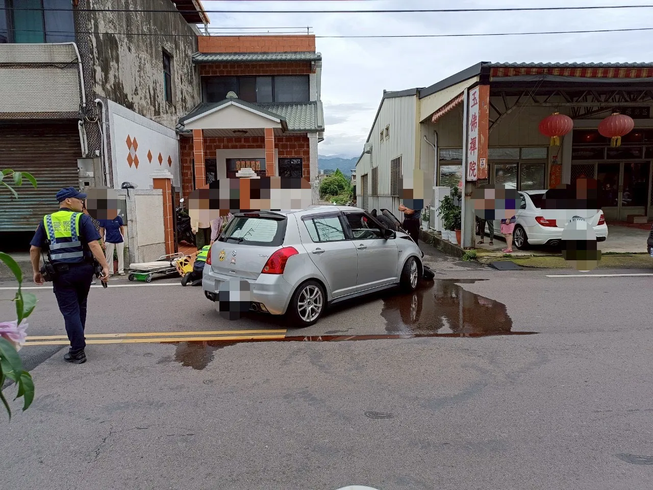 轎車左轉時與對向機車發生碰撞,造成騎士及乘客受傷。民眾提供