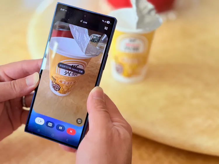 Gemini Live讓爸爸的關心相當有效率的無所不在，隨「需」隨到。趙筱文攝