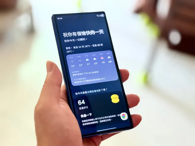 Now Brief (個人頭條) 的
個人化摘要，可以看到為自己量身打造的資訊，例如最新天氣資訊和身體能量指數，全都一目了然地顯示在沉浸式內頁螢幕上。趙筱文攝