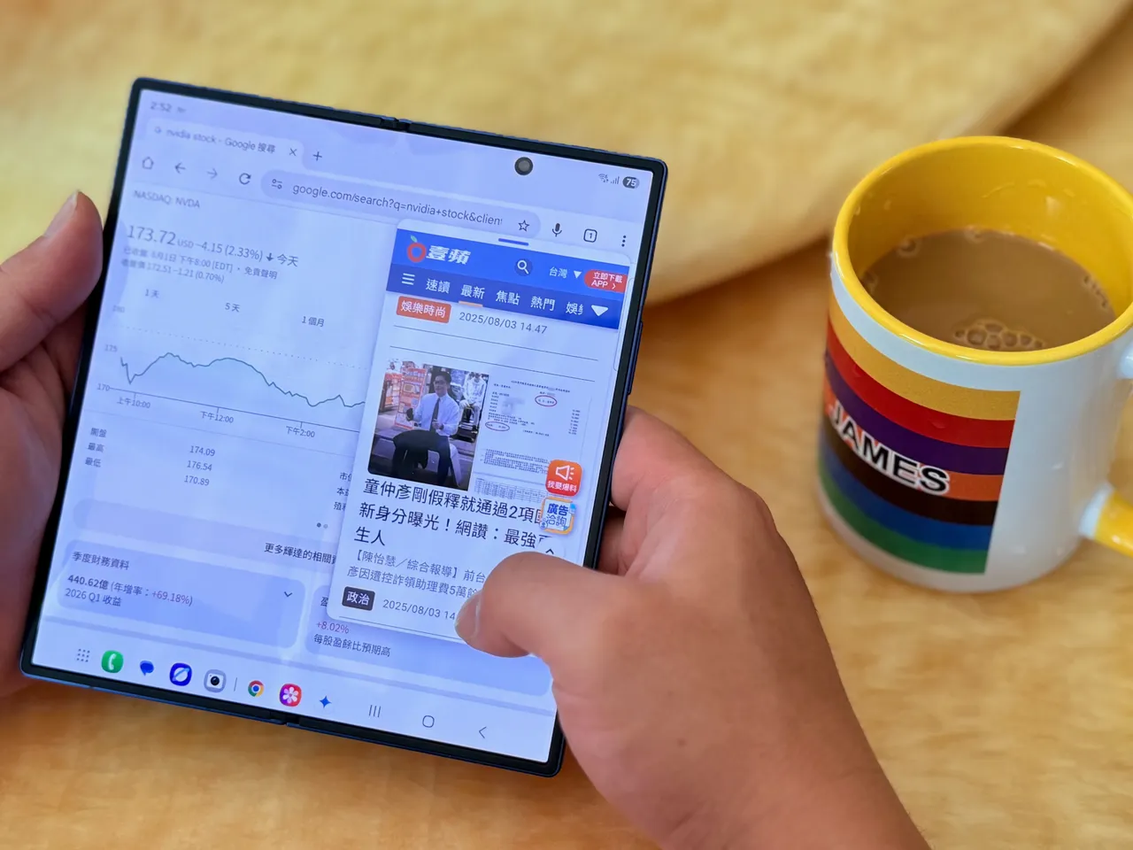 内页萤幕采用8吋Dynamic AMOLED 2X,适合爸爸一心多用的多工模式。赵筱文摄