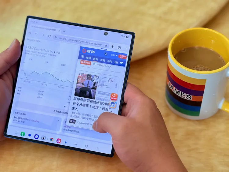 內頁螢幕採用8吋Dynamic AMOLED 2X，適合爸爸一心多用的多工模式。趙筱文攝