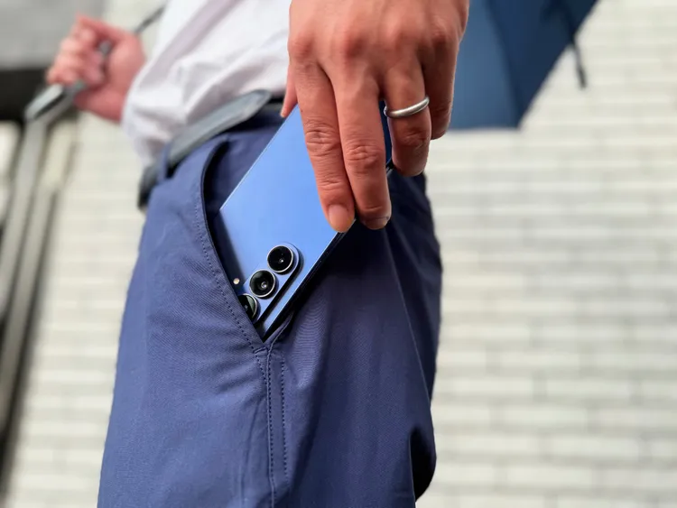 機身摺疊後僅8.9mm，可輕鬆放入口袋之中。趙筱文攝