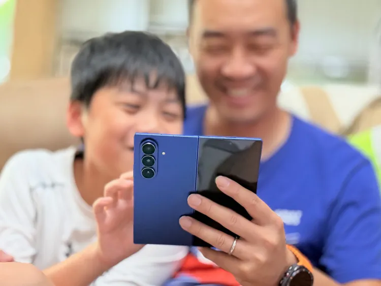 Z Fold7 的大螢幕＋長續航，把沙發時光變成親子最chill的時刻。趙筱文攝