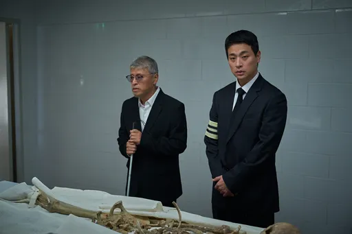 《屍速》延尚昊新片揭40年前失蹤白骨!低成本製作朴正民響應降片酬