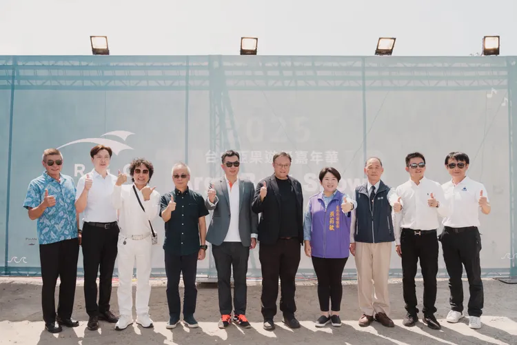 左起海洋委員會海巡署中部分署 分署長王正信、台中市台中區漁會 理事長趙彬然、亞果中部經銷商亞歆海洋 董事長陳福臺、台中港務分公司 副總經理陳中龍、亞果遊艇開發股份有限公司 董事長侯佑霖、台中市政府 副市長鄭照新、 台中市議會 副議長顏莉敏、交通部觀光署 主任秘書方正光、臺中市遊艇服務商業同業公會 理事長王楨德、交通部航港局 主任秘書饒智平。亞果提供