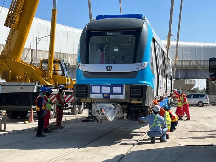 工程人員進行列車接收檢查。捷運局提供