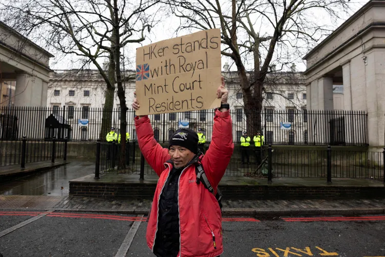 民眾抗議中國擬在倫敦興建歐洲最大的大使館。路透社