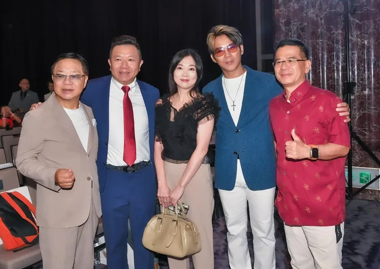 陳子強（右二）擔任嘉賓與生技產業巨頭們合影。星寶生技提供