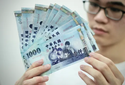 普發現金1萬元10月底前發放?財政部:初步評估窒礙難行有困難