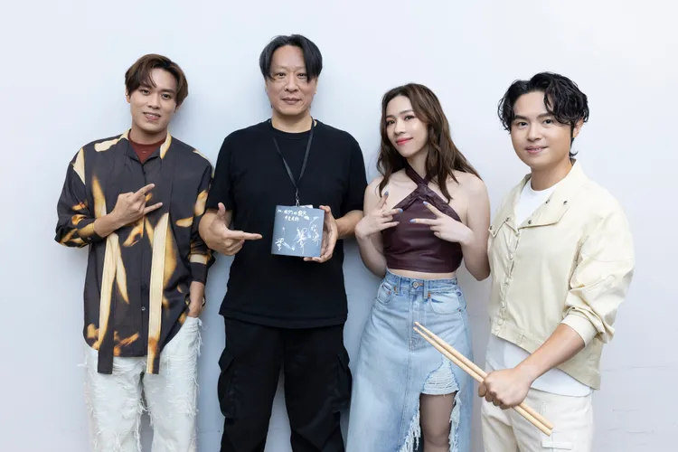 告五人回歸Live House巡演，邀來黃中岳（左2）擔任音樂總監。相信音樂提供