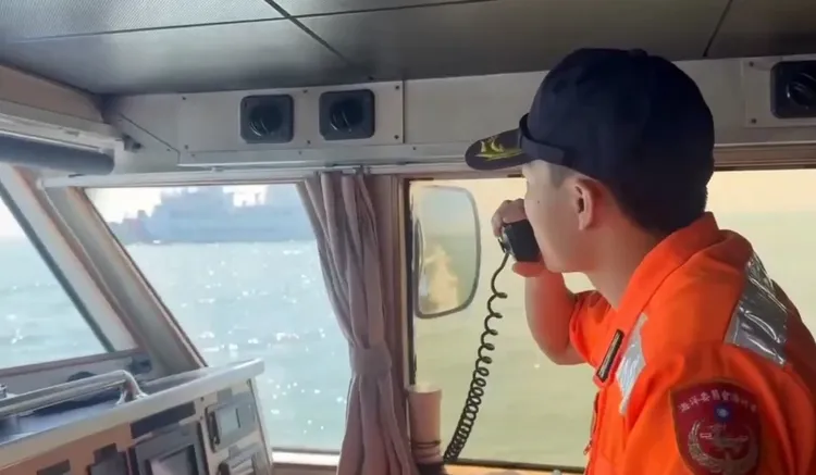 海巡人員廣播驅離。海巡署提供