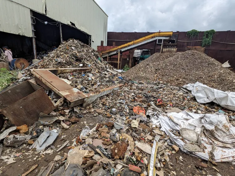 環保公司非法堆置廢棄物。保七提供