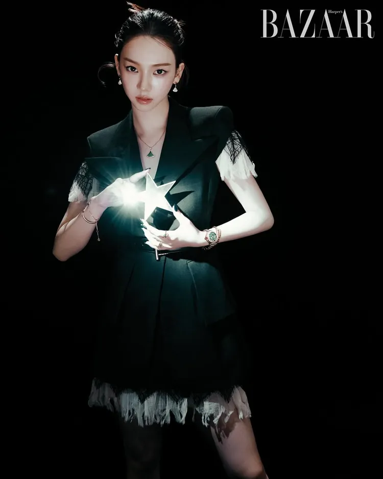 Karina配戴寶格麗拍攝一系列時尚大片。翻攝harpersbazaarkorea IG