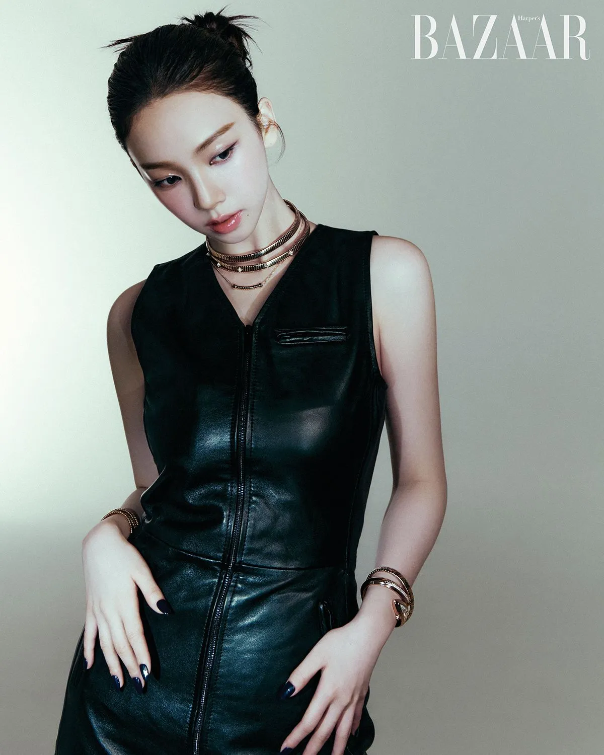 Karina穿著DIESEL秋冬系列拉链皮革洋装。翻摄harpersbazaarkorea