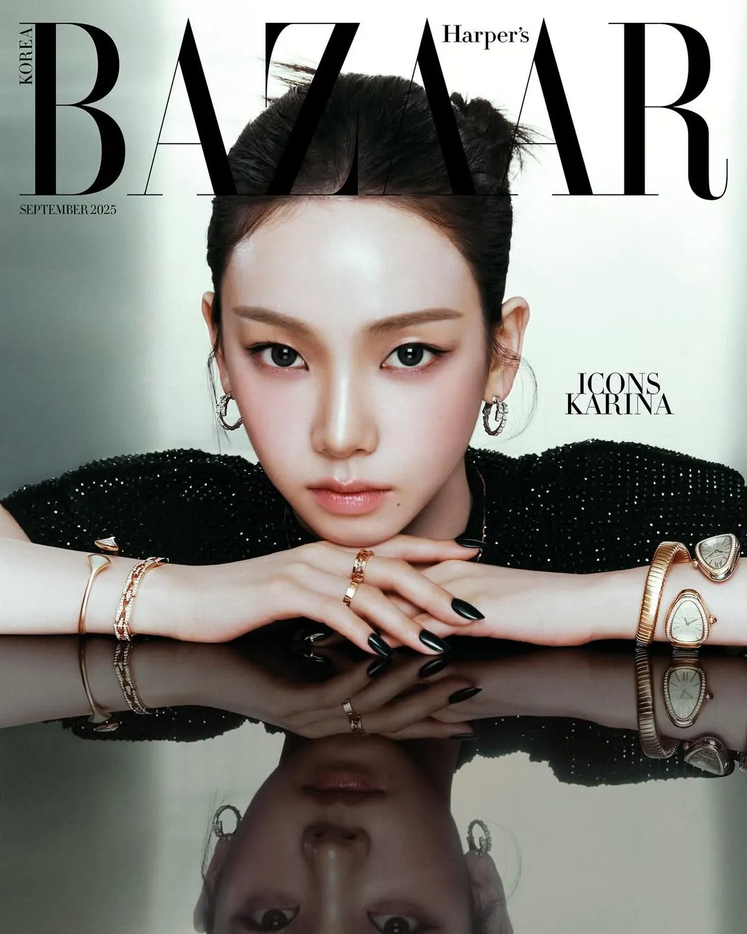 Karina成为韩国版《Harper's BAZAAR》9月封面人物。翻摄harpersbazaarkorea IG