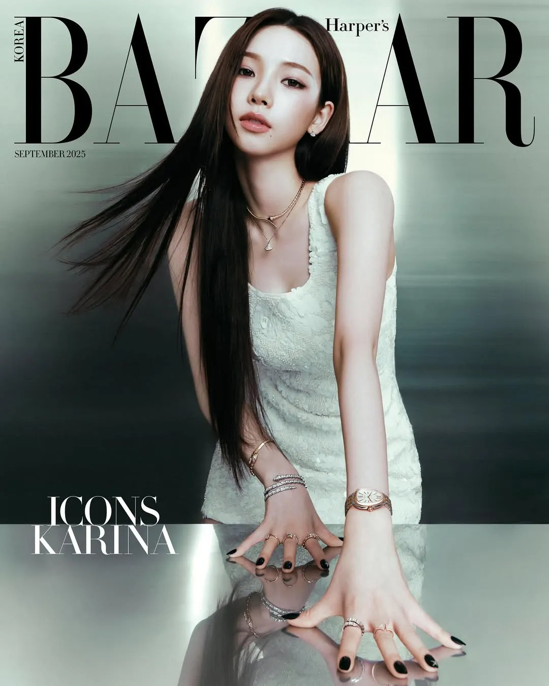 Karina因精致长相与姣好身材收下超高人气。翻摄harpersbazaarkorea IG