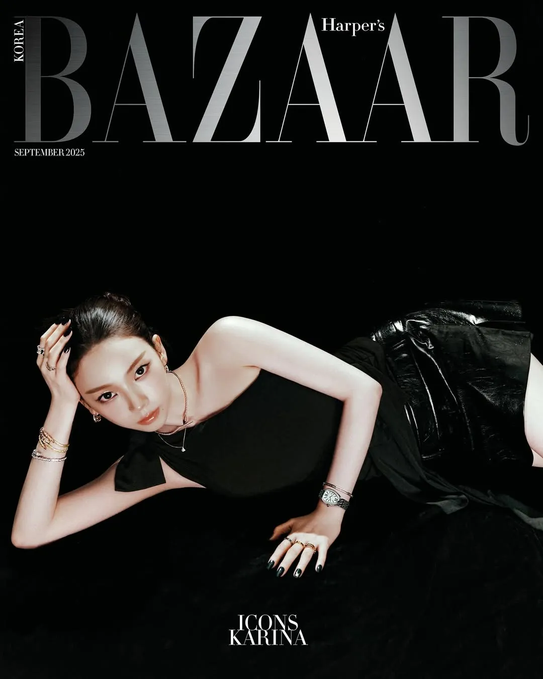 Karina以黑色装束衬托出闪耀的宝格丽珠宝。翻摄harpersbazaarkorea IG