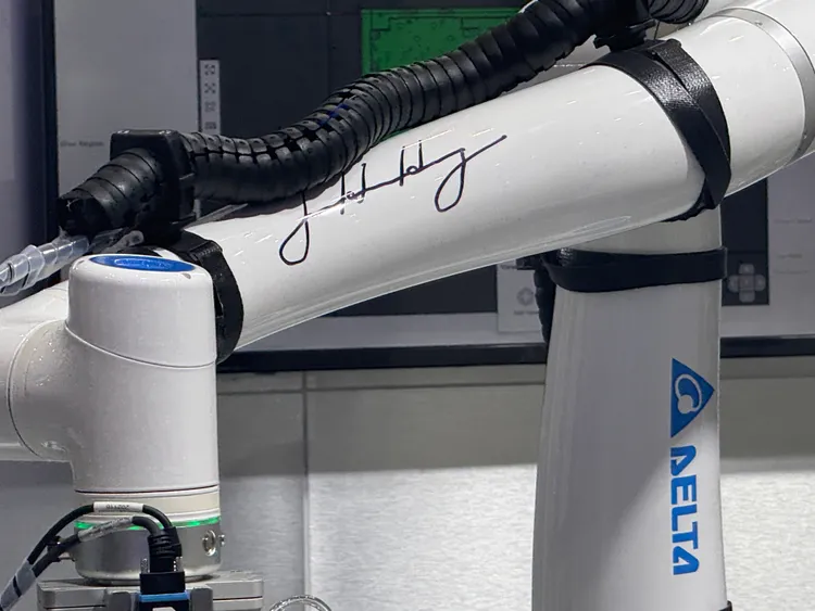 該AI協作機器人上面也有輝達執行長黃仁勳的簽名。呂承哲攝