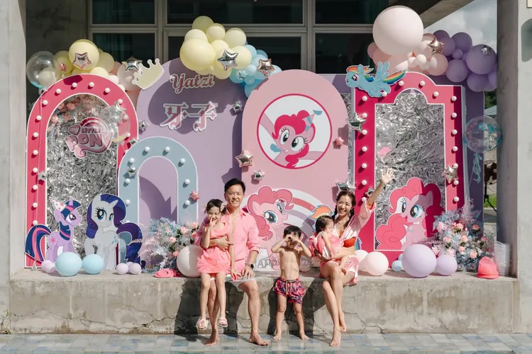 劉伊心（右起）一家五口開心迎生日旅行。劉伊心提供