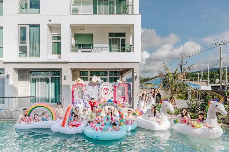 劉伊心和企業家閨蜜、家人一起在泳池玩水。劉伊心提供