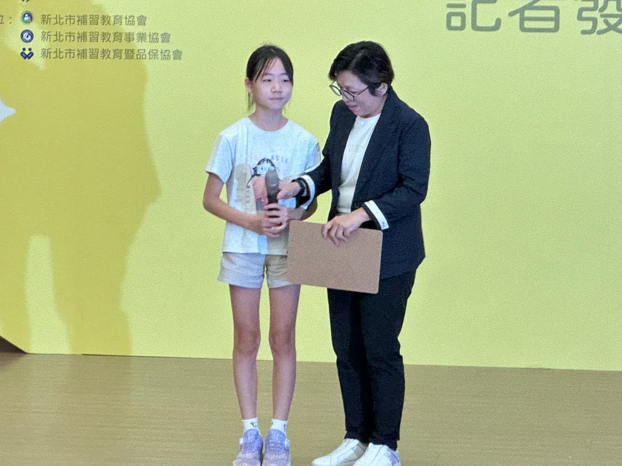 受惠於希望萌芽計畫,「小巧」(左一)在今日活動中大方朗讀自己最喜愛的英文故事,展現學習成果。曾佳俊攝