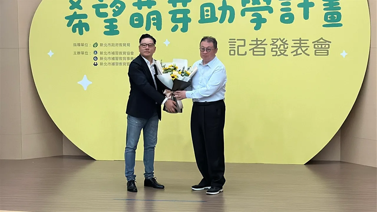 新北市補習教育協會理事長陳家麒(左一)代考上台大會計系的「芳蓉」念感謝詞,並獻花給指導老師。曾佳俊攝