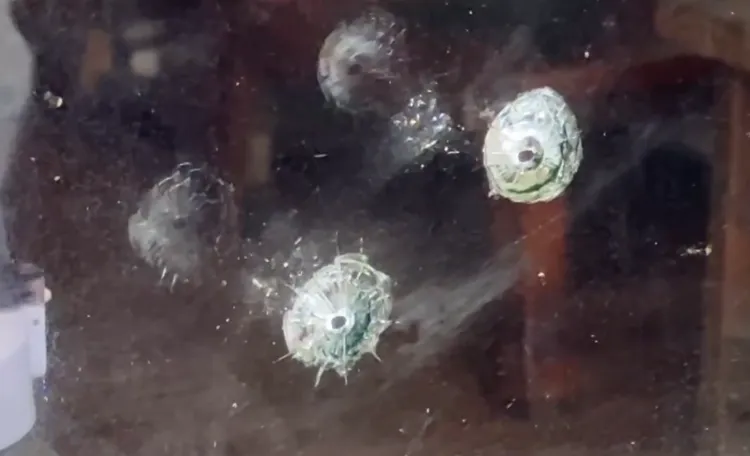 警衛室玻璃被射出彈孔。翻攝畫面