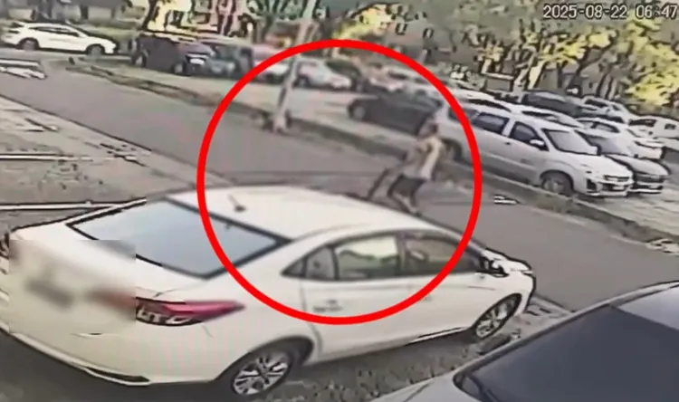 羅男最後身影曝光，他當時放狗出門，自己拿著掃把、畚箕要清理狗大便。民眾提供