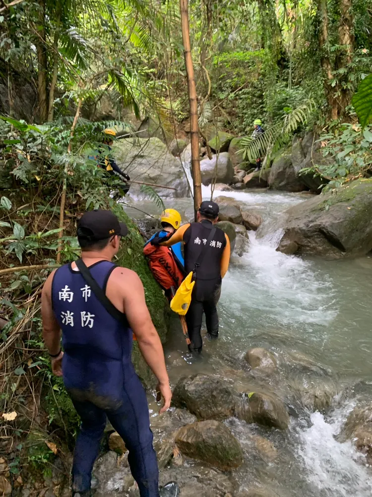 傅男遺體在一處偏僻河床被發現。翻攝畫面