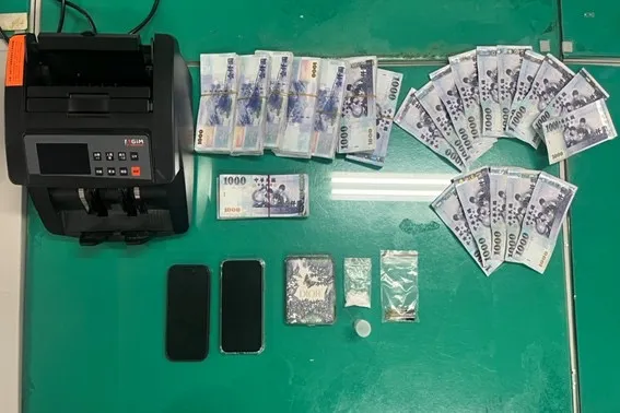 警方於黃嫌車內發現78萬元現金與點鈔機，循線調閱監視器發現原來他才騙取被害人交付錢財，也是一名車手。翻攝畫面