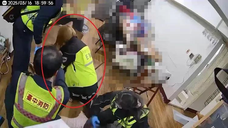 Yuki穿著EMT外套為溺水男童CPR，但他並無緊急救護員資格。資料照片