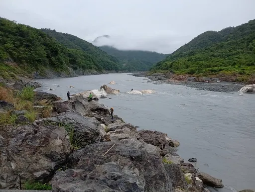 29歲男秀姑巒溪玩漂漂河受困沙洲 橡皮艇馳援獲救