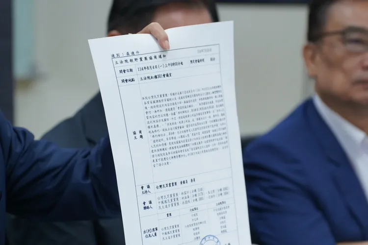 民眾黨團要求行政院長卓榮泰赴立法院專案報告，並於8月4日上午9時召開黨團協商。民眾黨提供