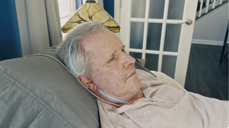 Stentrode連接到一個體內發射器（植在胸腔附近），這個發射器會將收集到的腦電訊號透過無線方式傳輸給身旁的裝置（如iPad）。蘋果所設計的BCI HID協定會將這些訊號轉譯成滑鼠點擊、游標移動、鍵盤輸入等具體操作指令。翻攝Synchron YouTube
