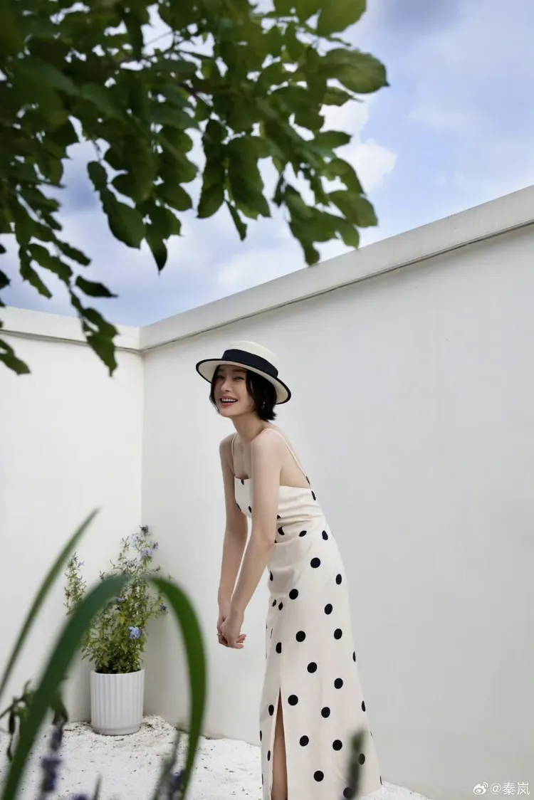 秦嵐雖然擁有纖薄身形，但彎腰時又能隱約露出性感深溝。翻攝秦嵐微博