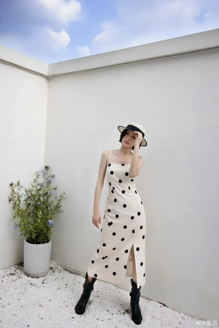 秦嵐以細肩帶洋裝搭配黑靴，浪漫又不失個性。翻攝秦嵐微博