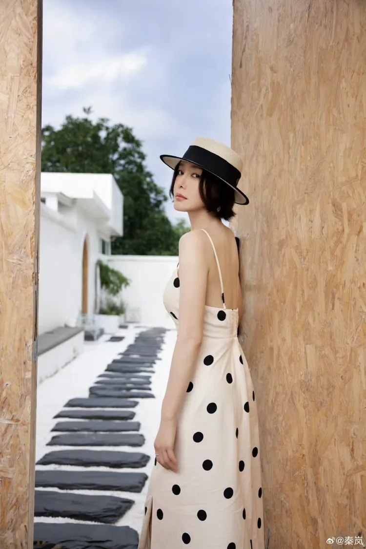 秦嵐換上波點細肩帶洋裝曬出光滑美背。翻攝秦嵐微博