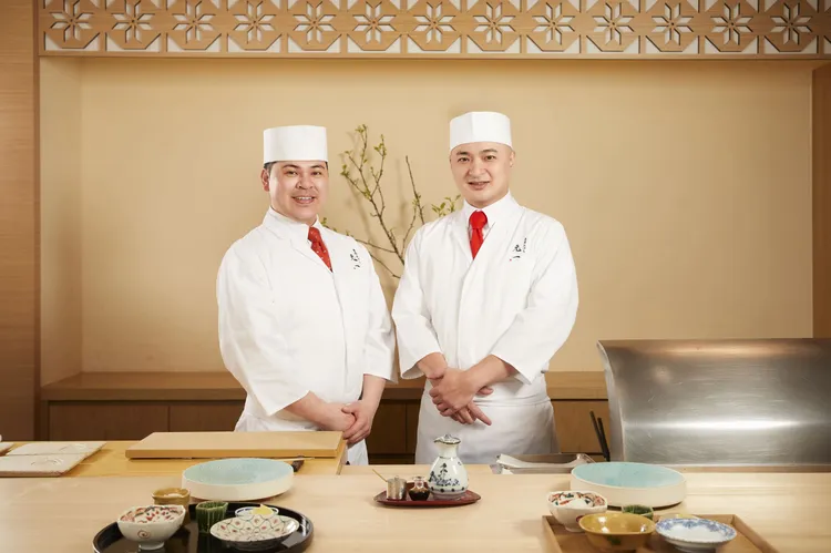 日本社長元吉和仁(左)與台灣料理長董士菘(右)。業者提供