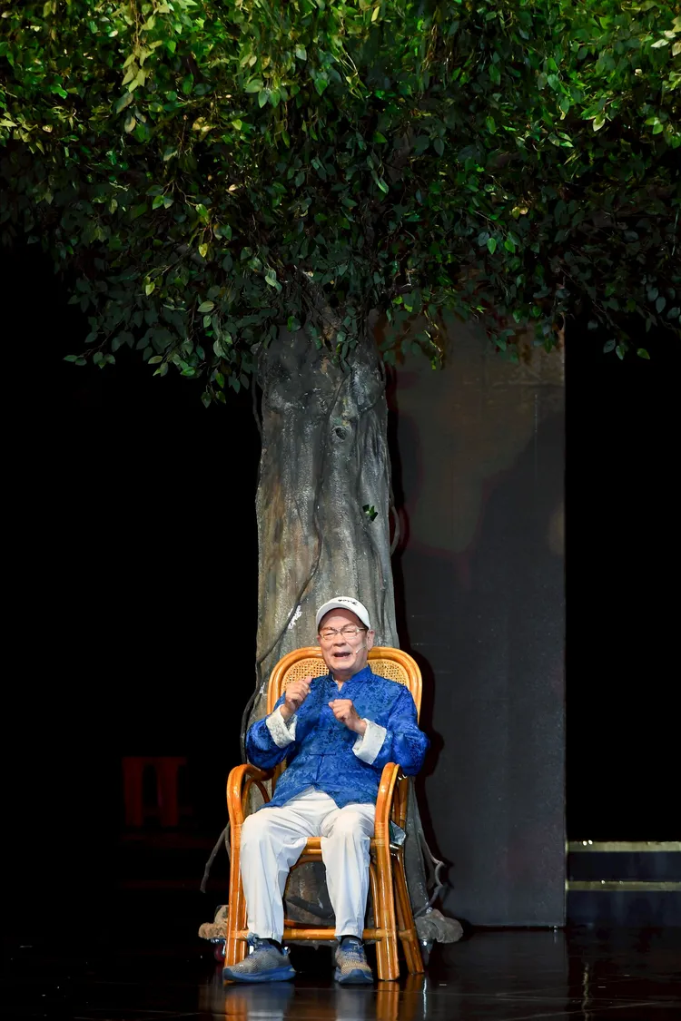 劉福助以「講古阿公」的形象走上舞臺。三立提供
