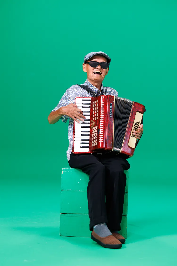 李炳輝雖然中風，但仍保持樂觀態度面對人生挑戰。華納音樂提供