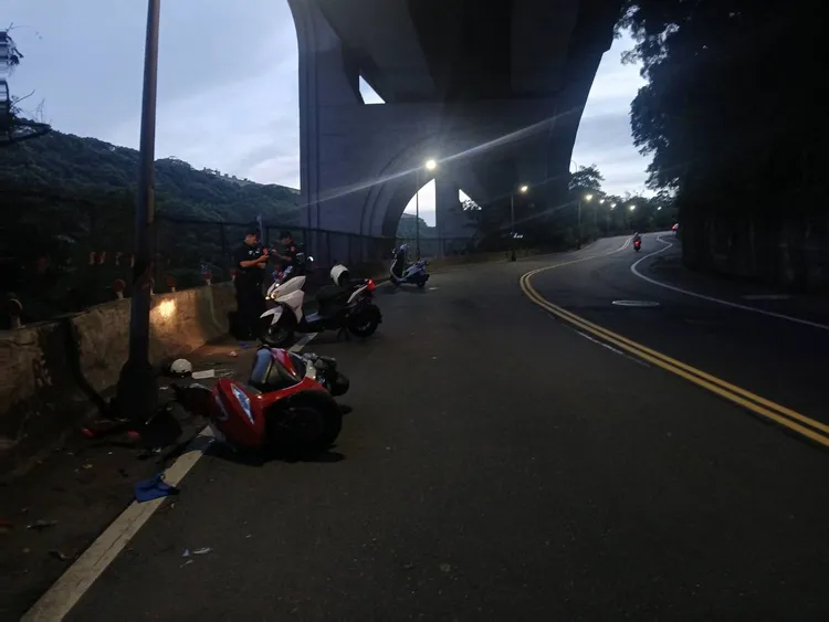 發生死亡車禍意外的下坡彎道，可見若無適當減速，很容易釀成事故。翻攝畫面