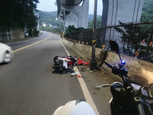 8旬翁騎車下山彎道失控猛撞燈桿 人噴出頭重創、多處骨折慘死