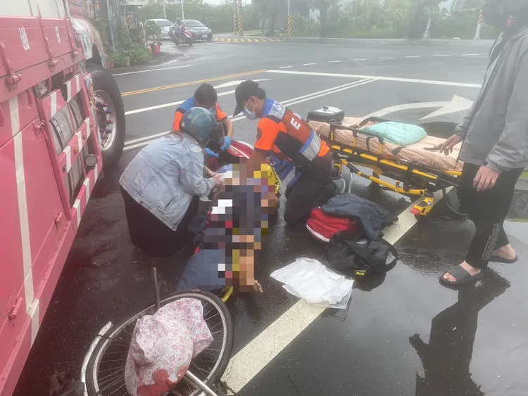 大貨車右轉時，與直行的自行車發生碰撞，致83歲老婦傷重不治。翻攝畫面