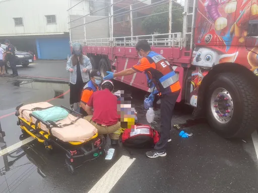 台南大貨車右轉撞單車!83歲老婦被捲入車底傷重不治