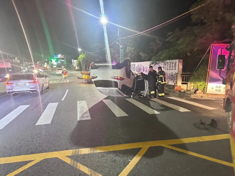 白色iRent翻覆四輪朝天，駕駛輕傷稱須須送醫，但車體毀損恐修復得花數萬元。翻攝畫面