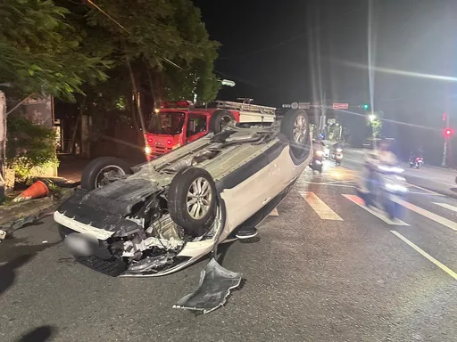 男租iRent夜衝八里出事了! 疑疲勞失控自撞石墩翻車四輪朝天