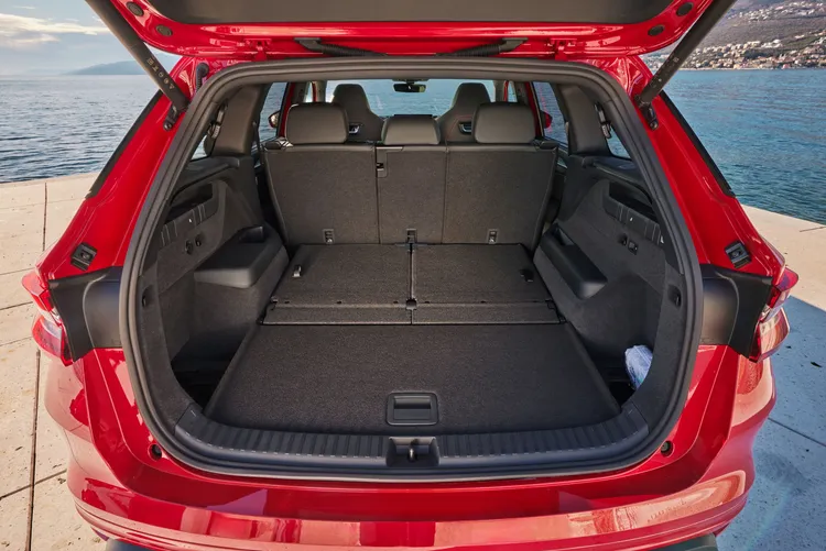 最大行李廂容量達2,035公升，兼具日常實用與長途需求。原廠照片