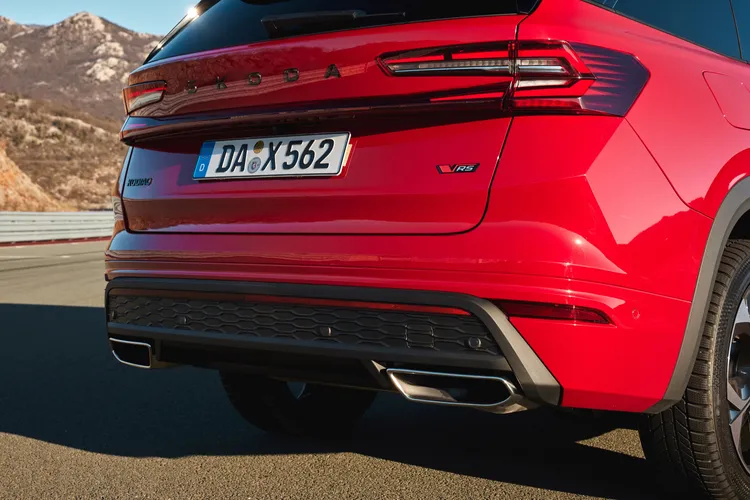 車身比例更以銳利線條與同色空力套件呈現低伏跑格。原廠照片