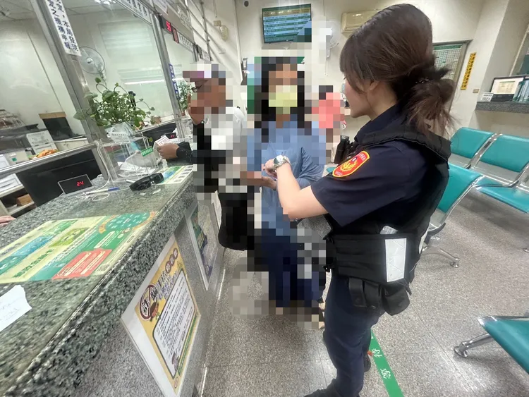 即時如此，南市一名黃姓女子也是差點被騙，想隨喜300元被警方攔下。民眾提供